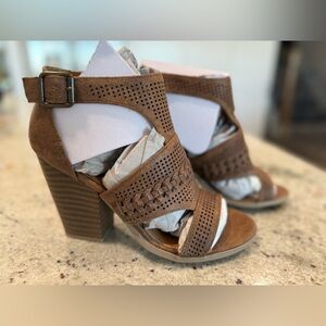NOT RATED "Kira" Brown Women's Peep Toe Heeled Sandals NEW